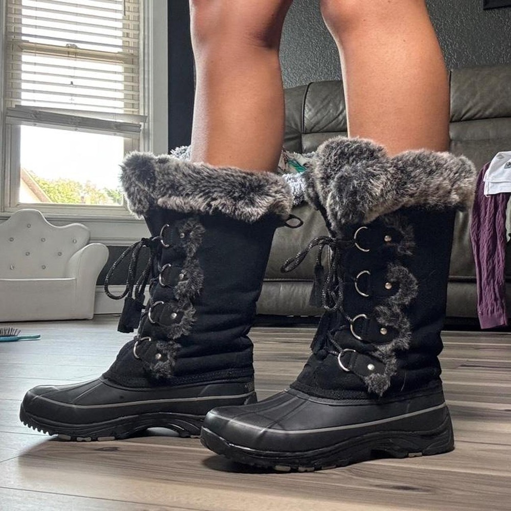 Khombu black faux fur winter boots in size 8